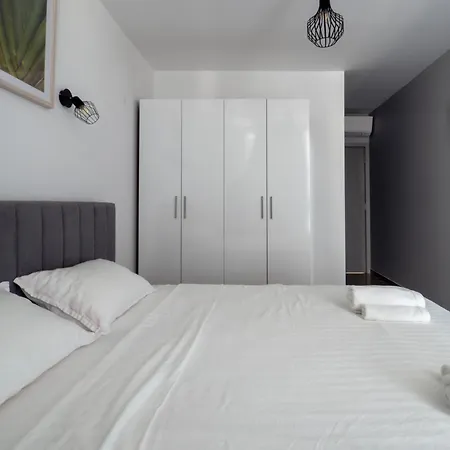 Vertigo2 Huge 2 Bedrooms Balcony Parking Apartment *